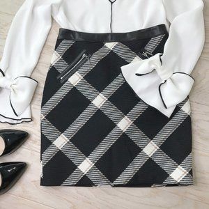 White House Black Market / Black Plaid Mini 00